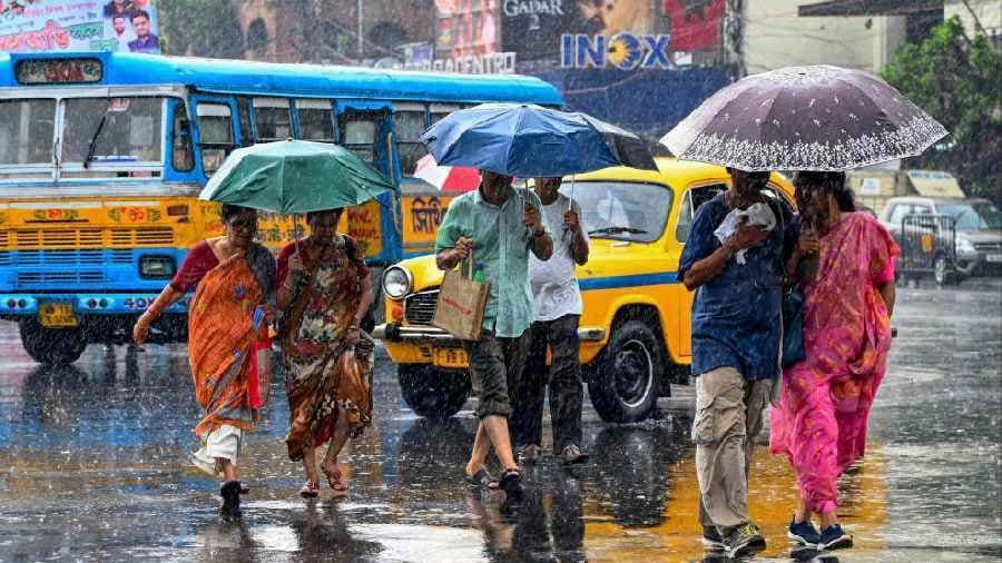 IMD Weather Forecast Heavy Rainfall Thunderstorm Warning in 13 Districts in West Bengal on 12 May