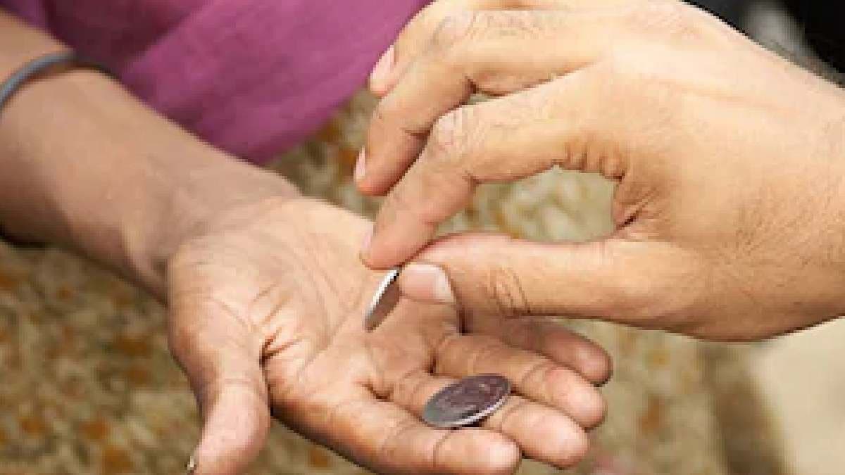 Giving money to beggars Police will file an FIR against you in this city  gnr 
