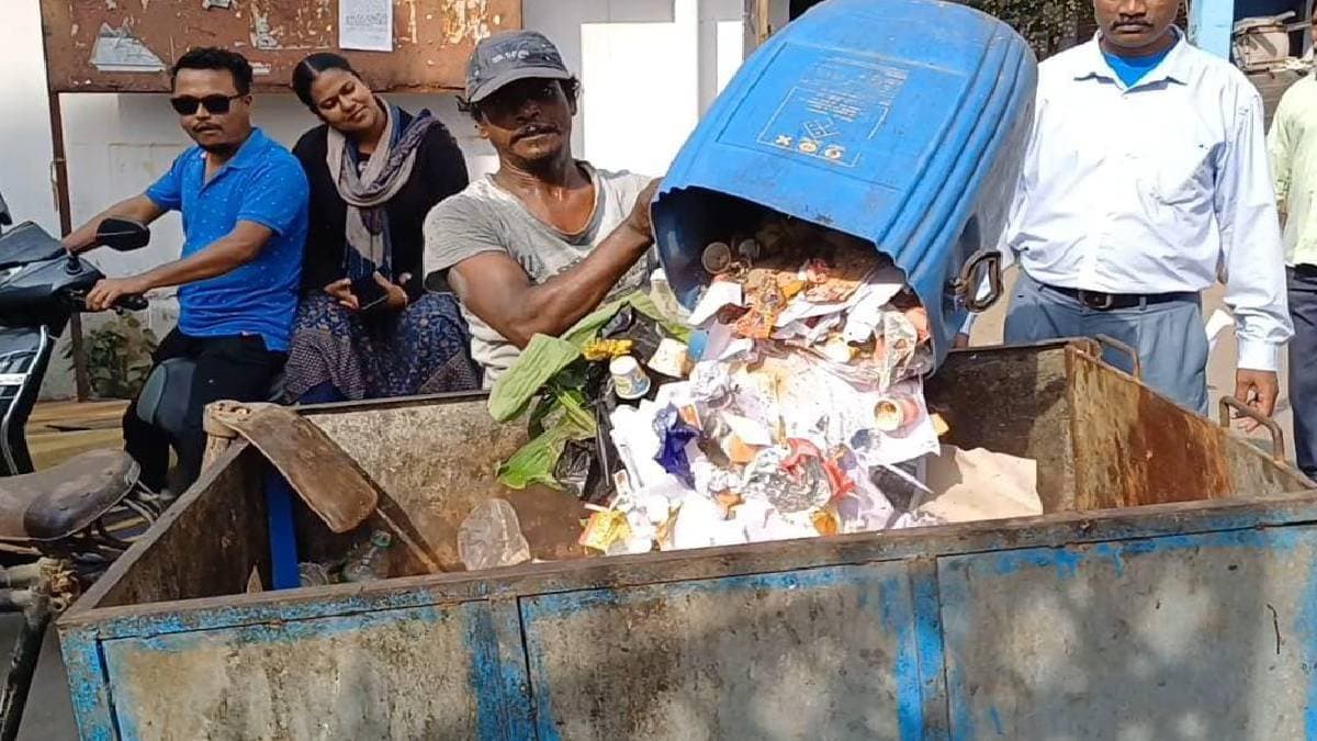 CM Mamata Banerjee gave salary money to the temporary cleaning staffs of Chinsurah Muni joined the work