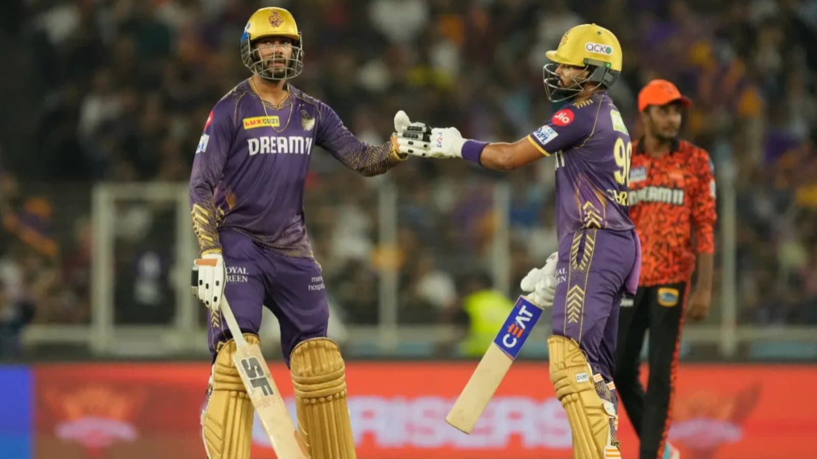 KKR: ছেলেকে নিয়ে মোতেরায় ভিকট্রি ল্যাপ শাহরুখের, বোলারদের প্রশংসায় পঞ্চমুখ শ্রেয়স
