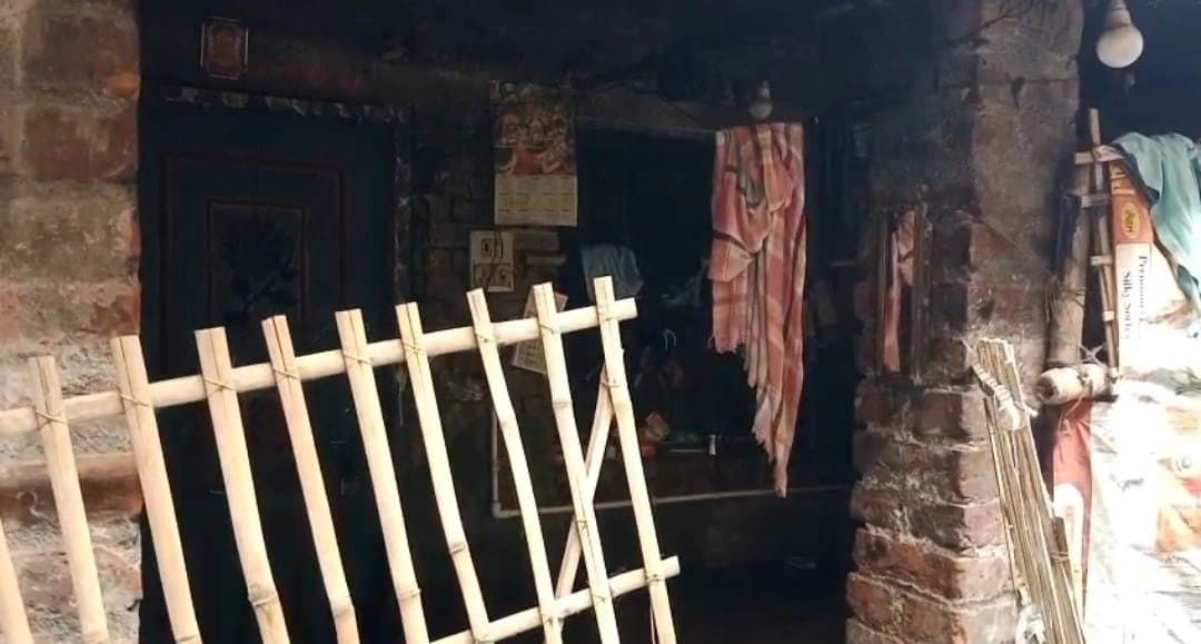 Husband ends life after finding out the extramarital affair of wife in Beldanga West Bengal 