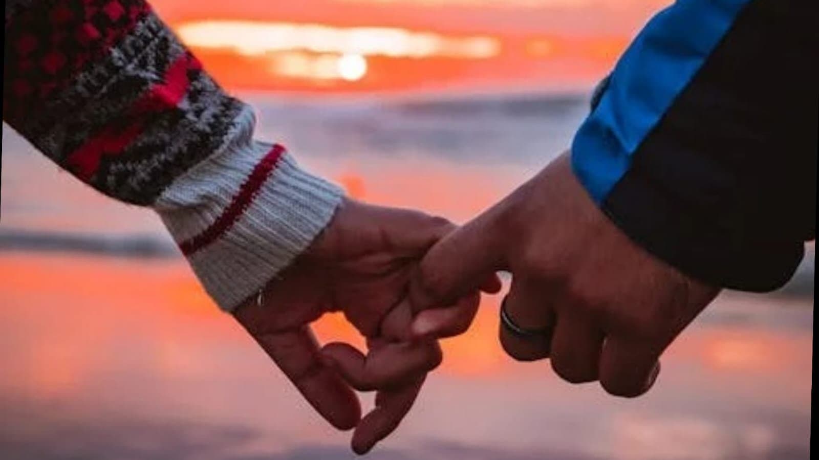 delhi couple faces police threat for holding hands_gnr