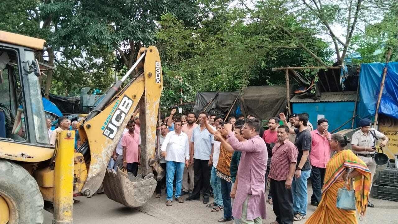 Hawker eviction program obstructed police-hawker protest erupts in Chandannagar gnr