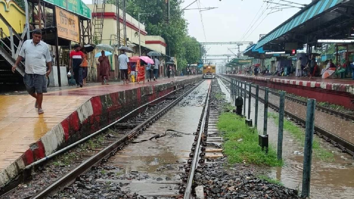 sealdah division maintains train operations despite incessant rainfall