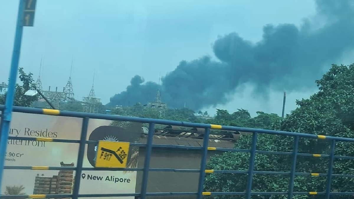 Massive Fire Breaks Out at Abandoned Warehouse in Taratala Industrial Area