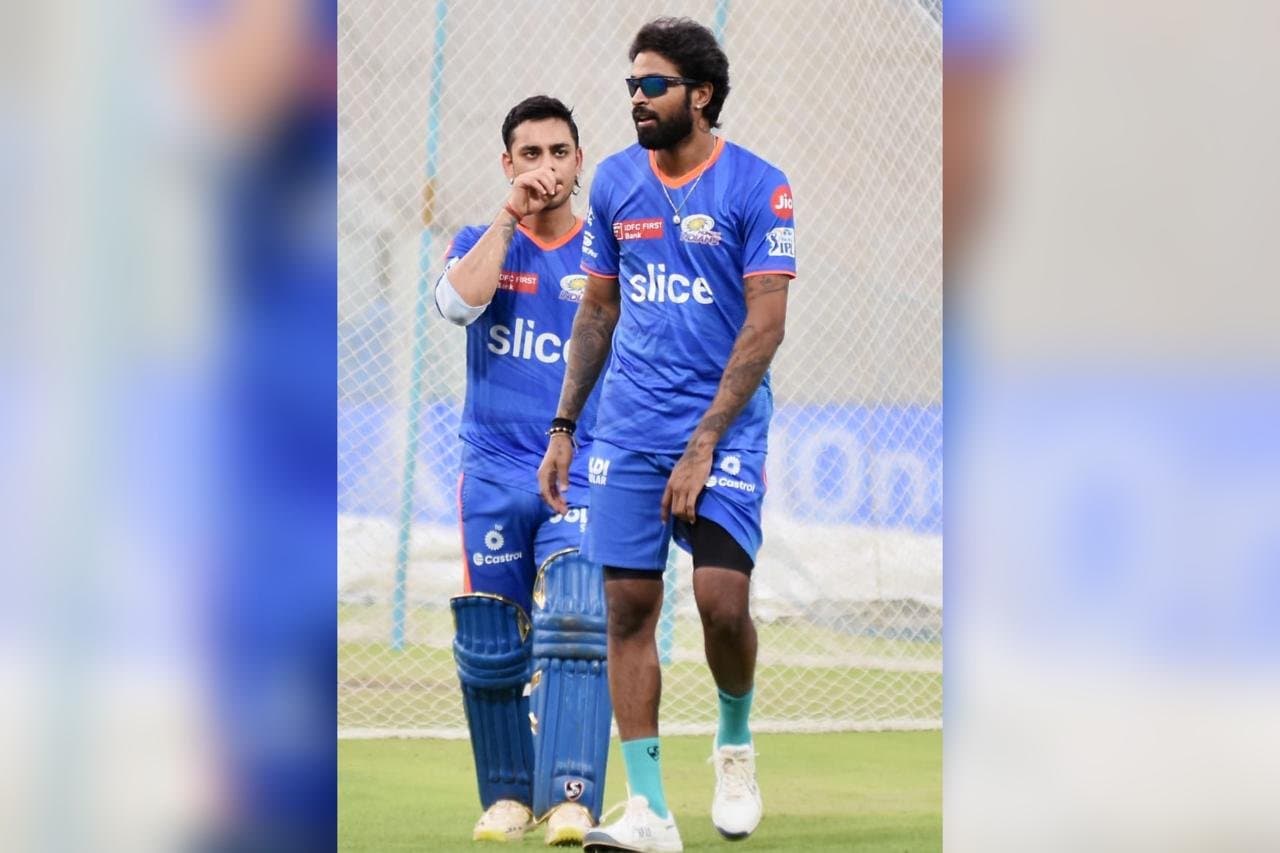 Mumbai Indians: হার্দিকের প্রশংসা, বিতর্কিত ড্রেসিংরুম নিয়ে কী বললেন দলের তারকা পেসার?