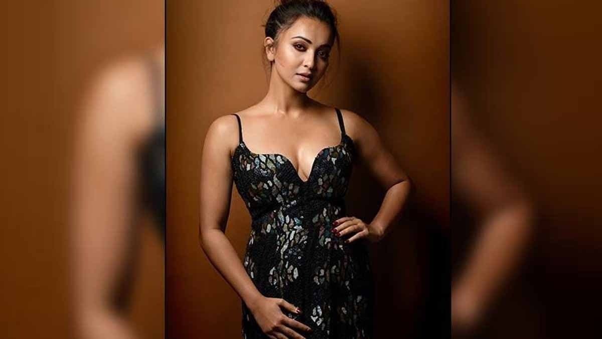 বেজে উঠল 'ডাকাতিয়া বাঁশি', সুরের তালে পা মিলিয়েই টলিপাড়া নিয়ে বিস্ফোরক কৌশানী! 