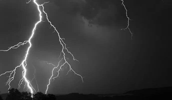 Three killed in lightning strike in south bengal 