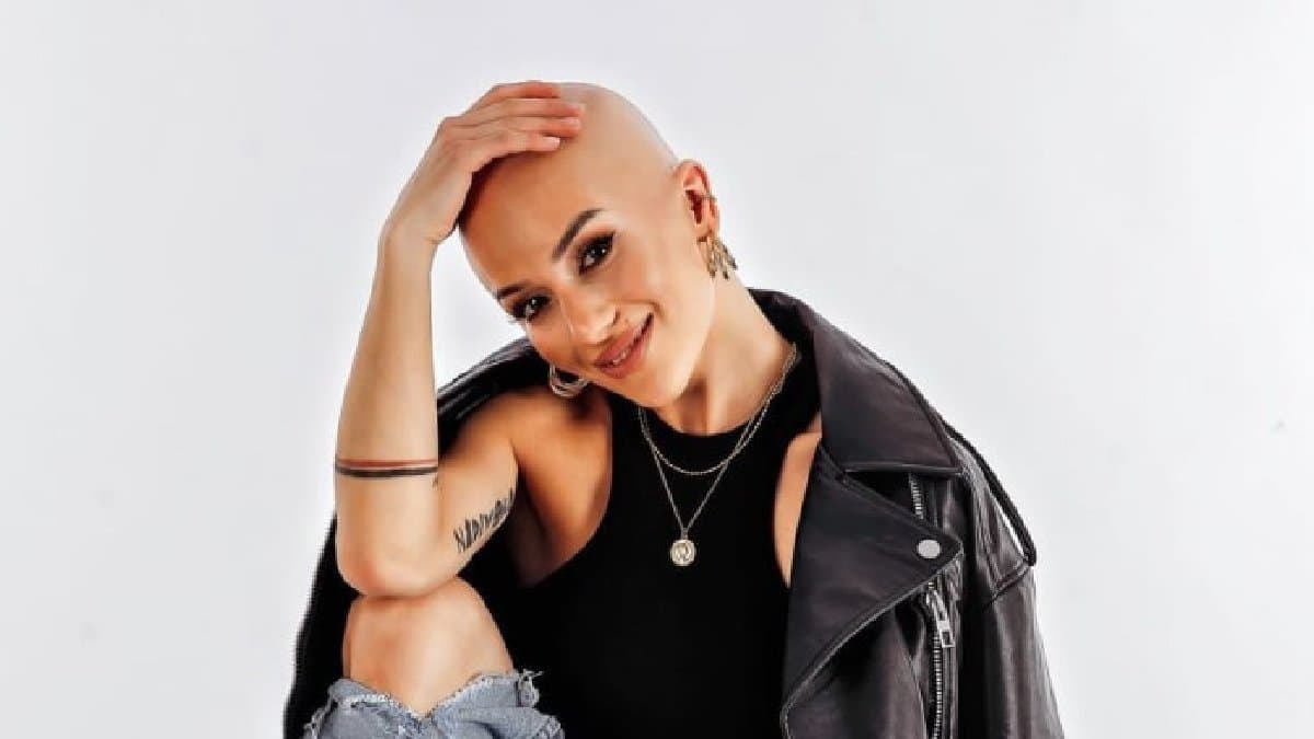 Model goes bald after having a breast Implant lif