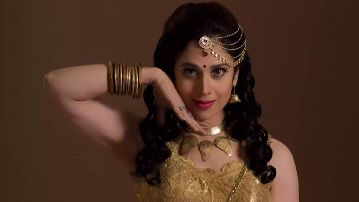 কোন জনপ্রিয় পরিচালকের ‘বিশেষ’ প্রস্তাবে হাউ হাউ করে কেঁদে ফেলেছিলেন মীনাক্ষী শেষাদ্রি? প্রথমবার মুখ খুললেন অভিনেত্রী