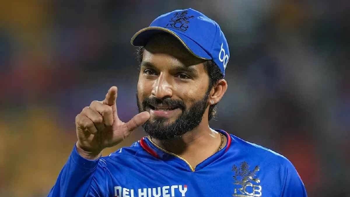 Fan bags Rajat Patidar SIM card chats with Virat Kohli AB de Villiers