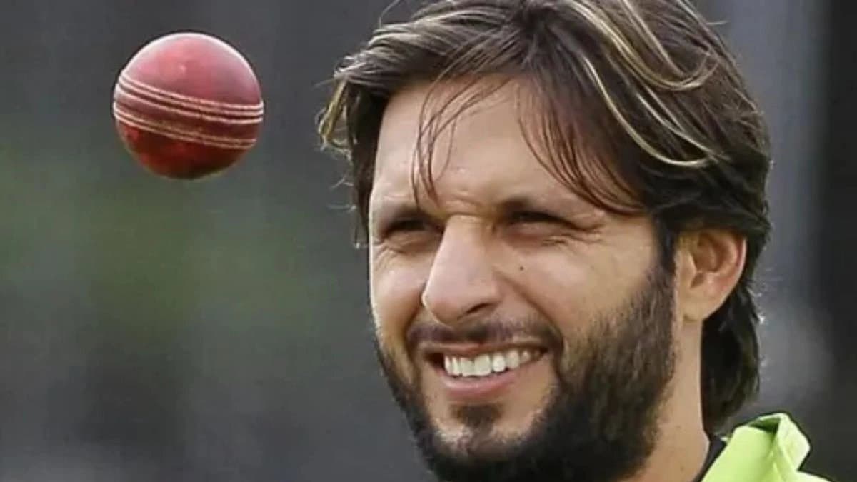 Shahid Afridis former teammate Danish Kaneria bats for Irfan Pathan 