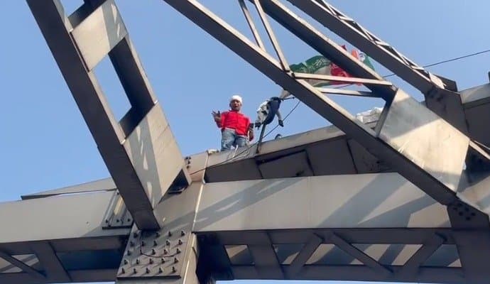 Police to rescue as Man climbs up on maa flyover