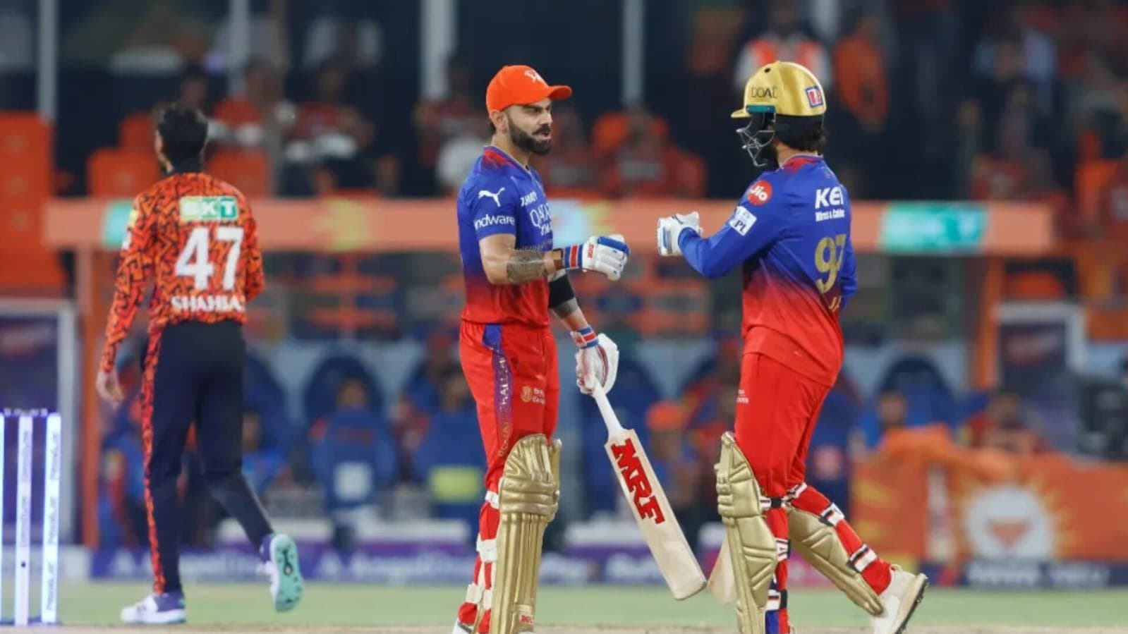 RCB-SRH: ছয় ম্যাচ পরে জয়, খাতায় কলমে প্লে অফের দৌড়ে টিকে থাকলেন কোহলিরা