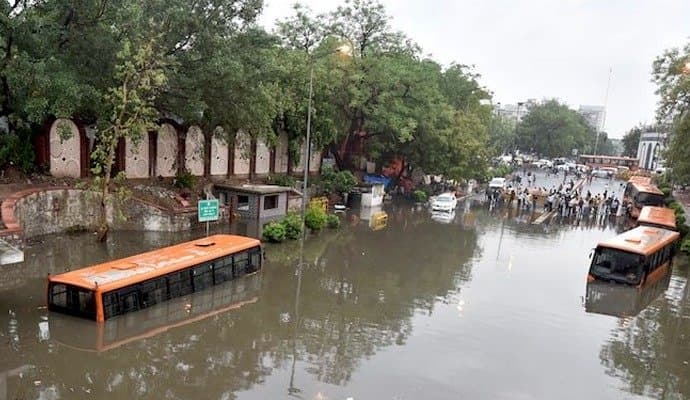 Delhi receives massive rainfall, residents encounter traffic snarls