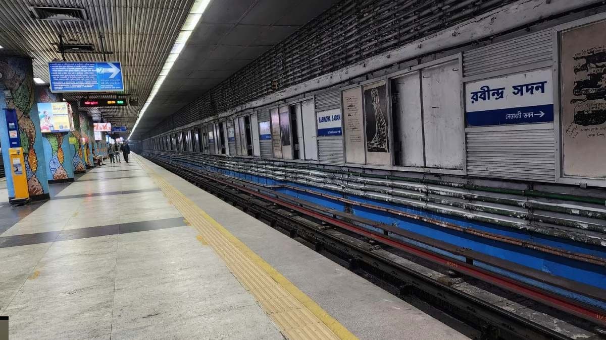 Kolkata Metro New rules Commuters to be finedfor crossing the yellow line at platform before arrival of metro 