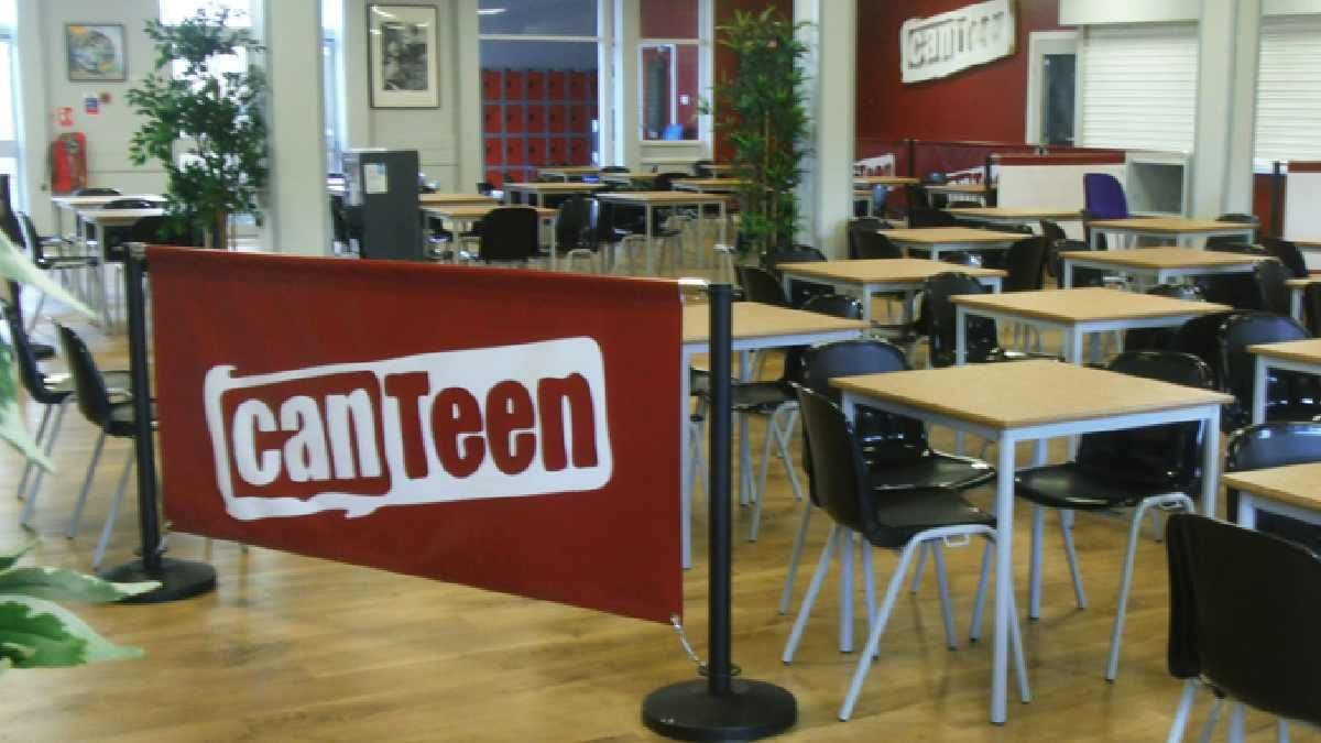 Chinese Graduate Chooses Canteen Job for Mental health