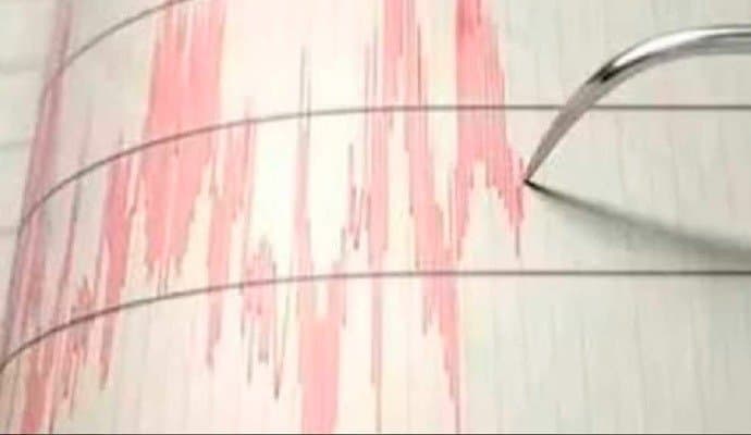  7.6 magnitude earthquake hits Japan