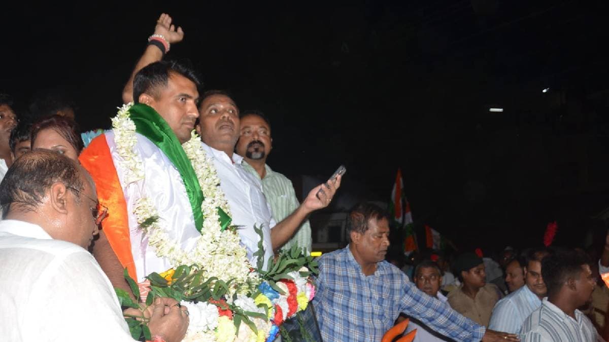 Warm Welcome for Purnam in Rishra: Home Decorated with Lights and Gate as BSF Jawan Returns Home