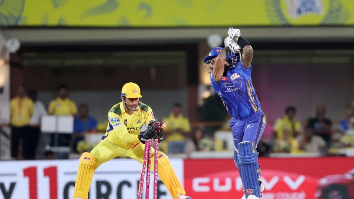 IPL 2025: MS Dhoni flashes the bail within a whisker of a second against Chennai Super Kings vs Mumbai Indians match spt 
