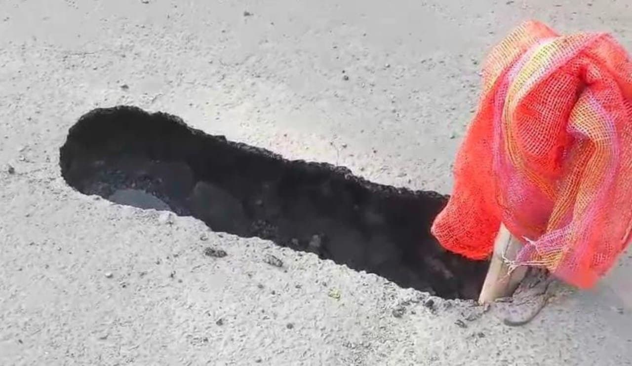 Sudden collapse on the busy road of Chinsurah area