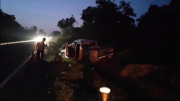 Five, including 3 kids, killed as pick up van hits divider in Telangana gnr 