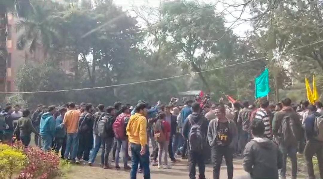 On the day of the inauguration of the Ram temple, there was tension in the Jadavpur campus, the gate was closed