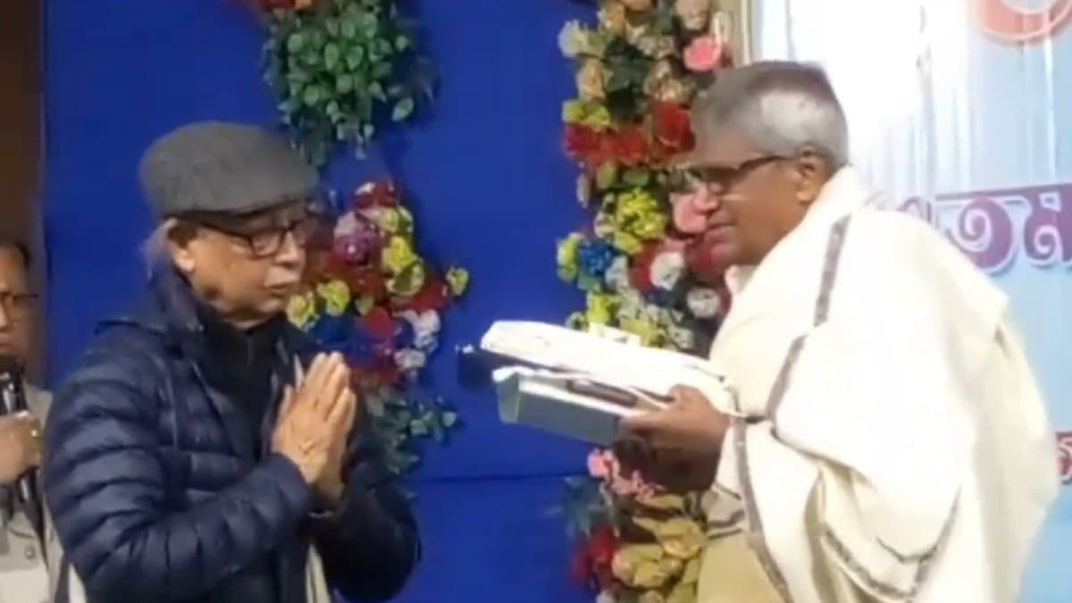 Many renowned persons were felicitated on the last day of Bardhaman Book Fair 2025 gnr