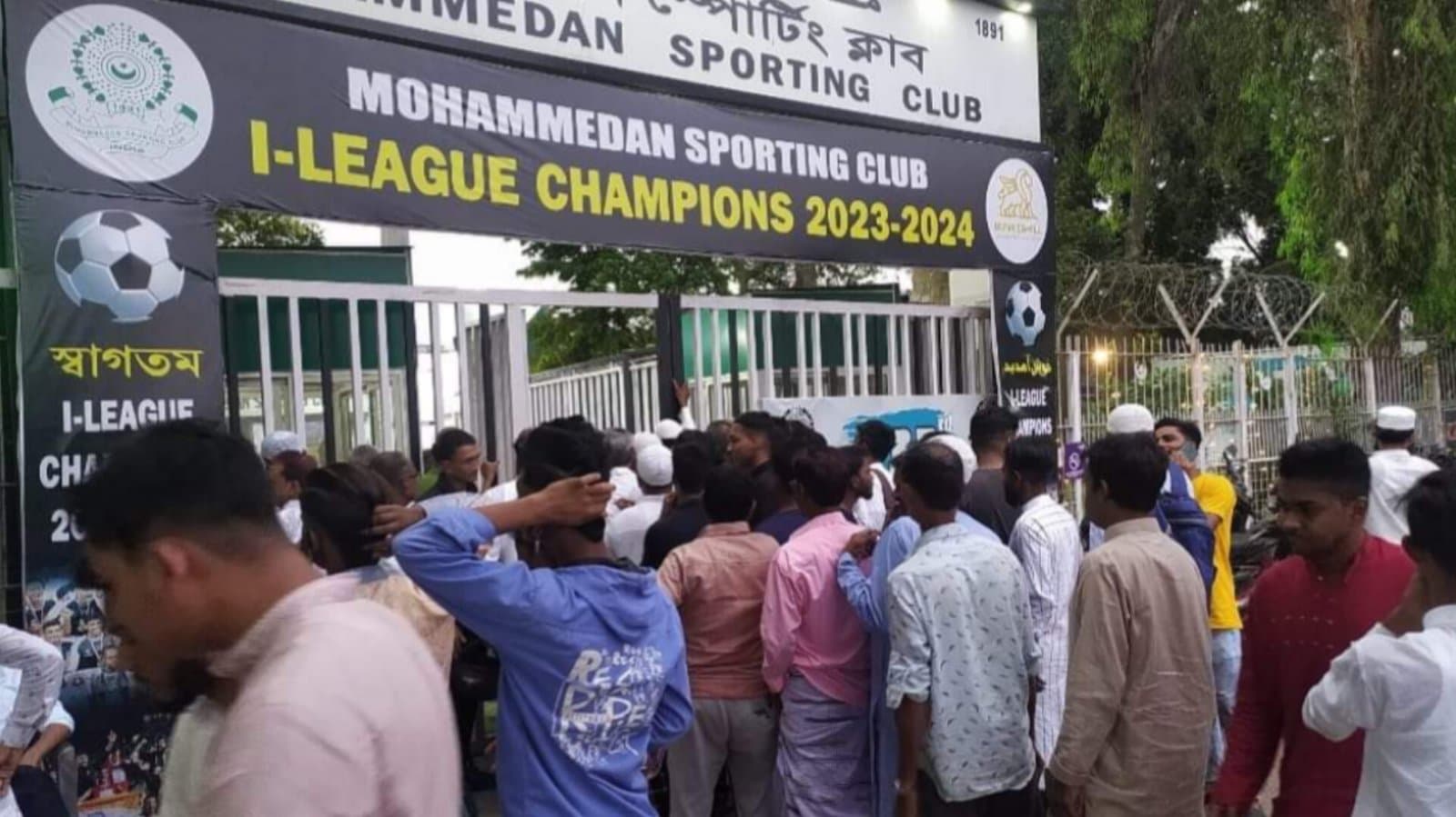 Mohammedan: টিকিটের বিশাল লাইন, মহমেডানের শেষ ম্যাচ ঘিরে উন্মাদনা তুঙ্গে