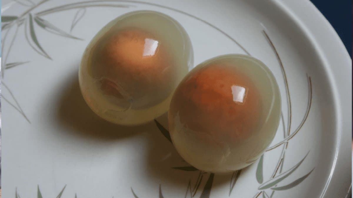 bizarre picture of transparent eggs have gone viral on social media