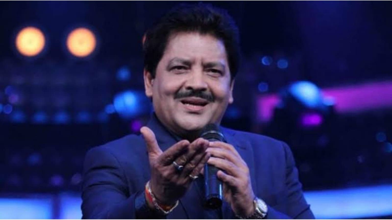 internet shreds udit narayan for kissing woman during live show ent