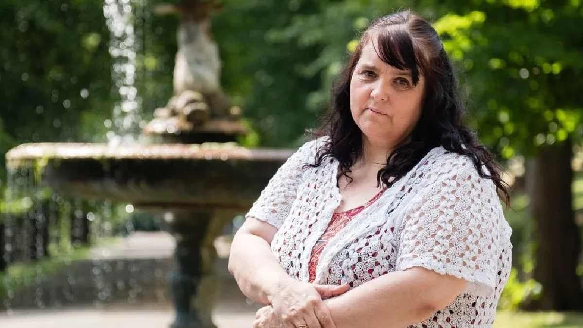 Mother meets hotel worker and leaves husband for extramarital affair