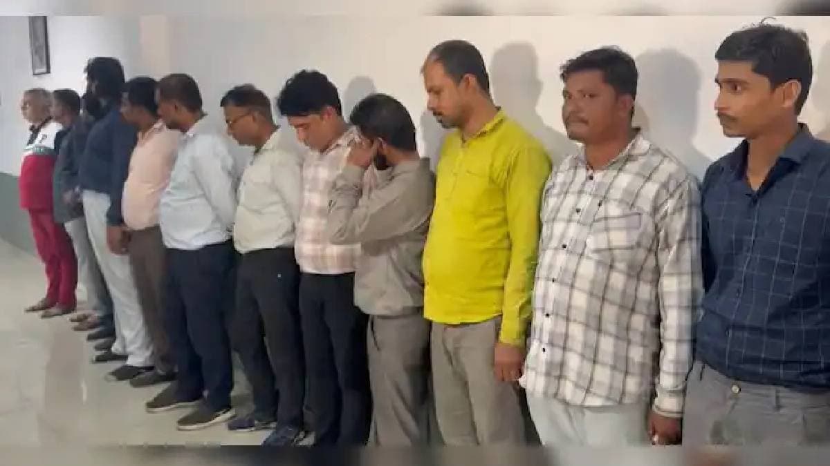  14 Fake Doctors Arrested In Gujarat gnr