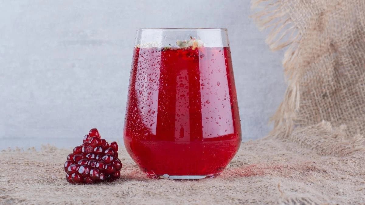 Pomegranate juice can reduce Bad Cholesterol and Prevent Heart Attack