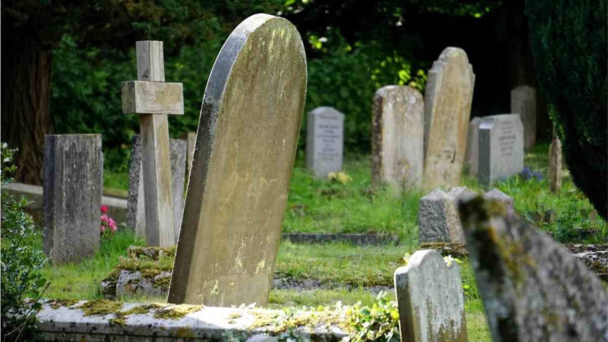Couple Having Sex On Grave What Happens Next