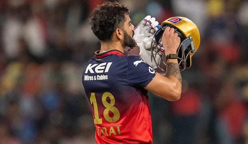 AB De Villiers teats into Virat Kohli strike rate critics 