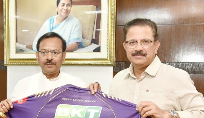 KKR: ক্রীড়ামন্ত্রীকে জার্সি উপহার কেকেআর কর্তৃপক্ষের