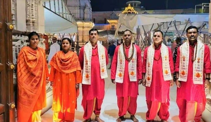 Akhilesh Yadav Slams Cops In Priests Attire At Kashi Temple