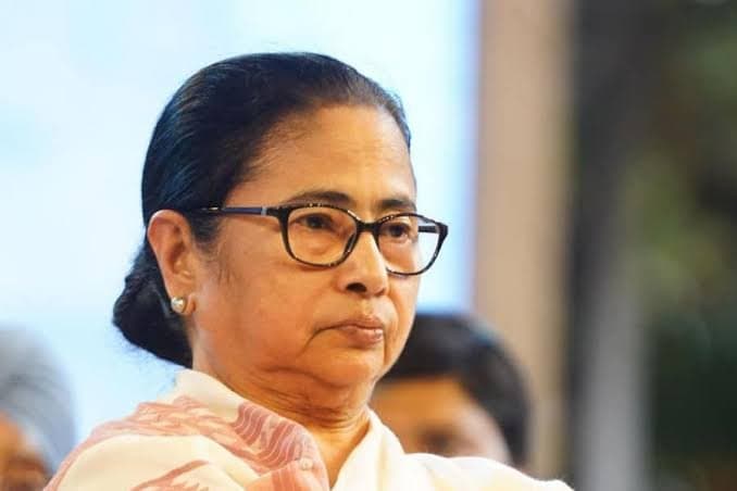 West Bengal CM Mamata Banerjee celebrated bhai dooj with his brothers and the ministers at her Kalighat residence