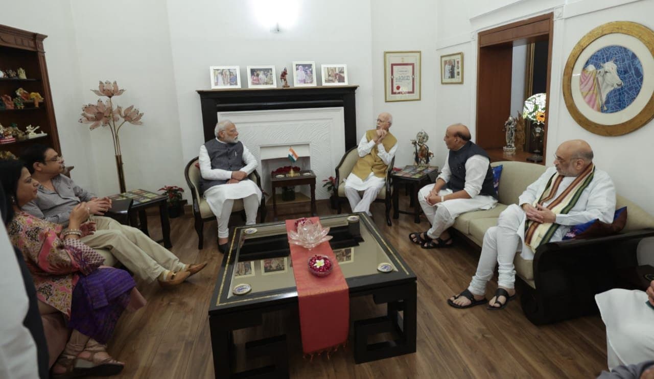 PM Modi Visits LK Advani's Home On His Birthday