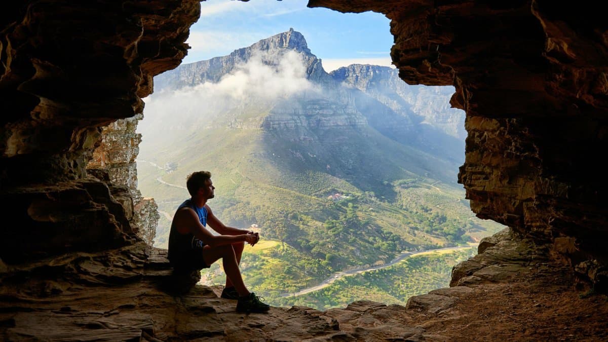 Marriage and jobs are meaningless man rejected urban life to settle in cave in China