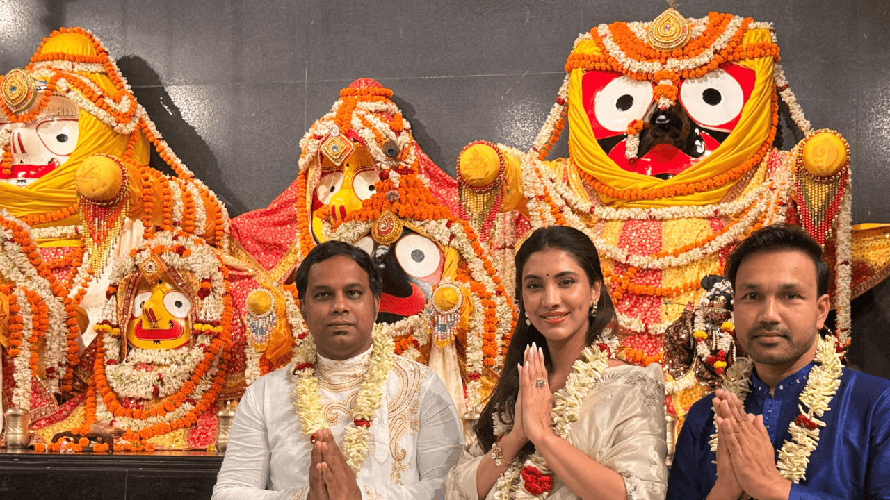 Rukmini maitra visits digha jagannath temple before the release of haati haati paa paa