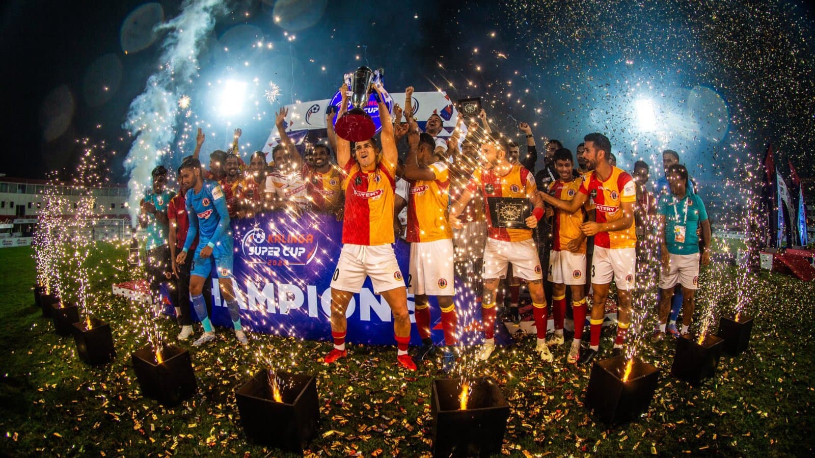 Cuadrat, Cleiton celebrates super Cup win at team hotel