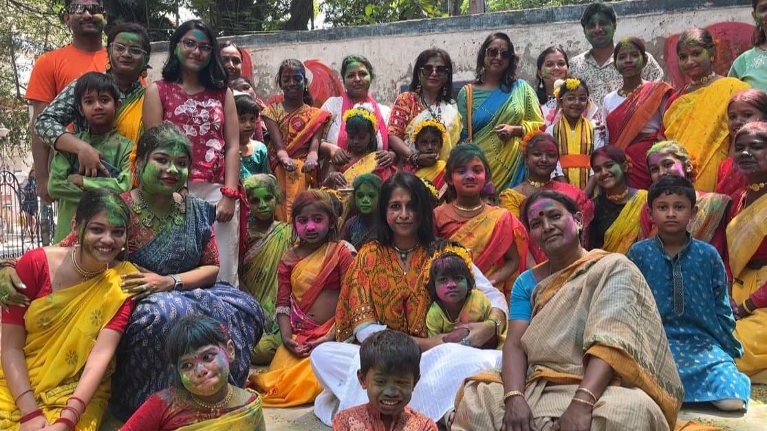 South kolkata children live on streets play holi together 