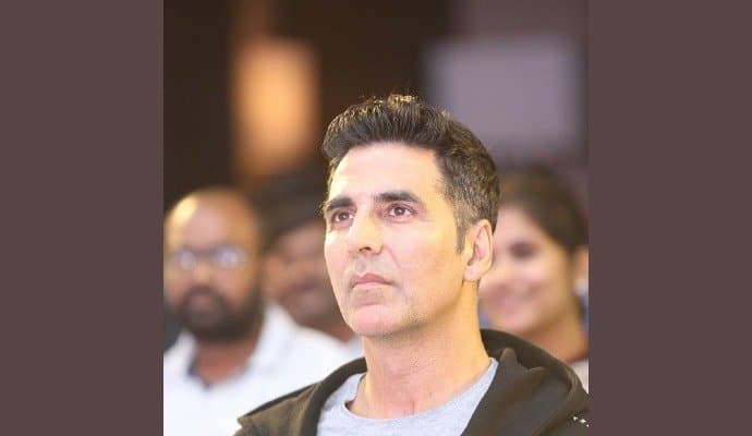 Akshay Kumar: শুটিং ফেলে অশীতিপর বৃদ্ধার তদারকিতে ব্যস্ত হলেন অক্ষয়, ভিডিও দেখে চোখে জল নেটপাড়ার