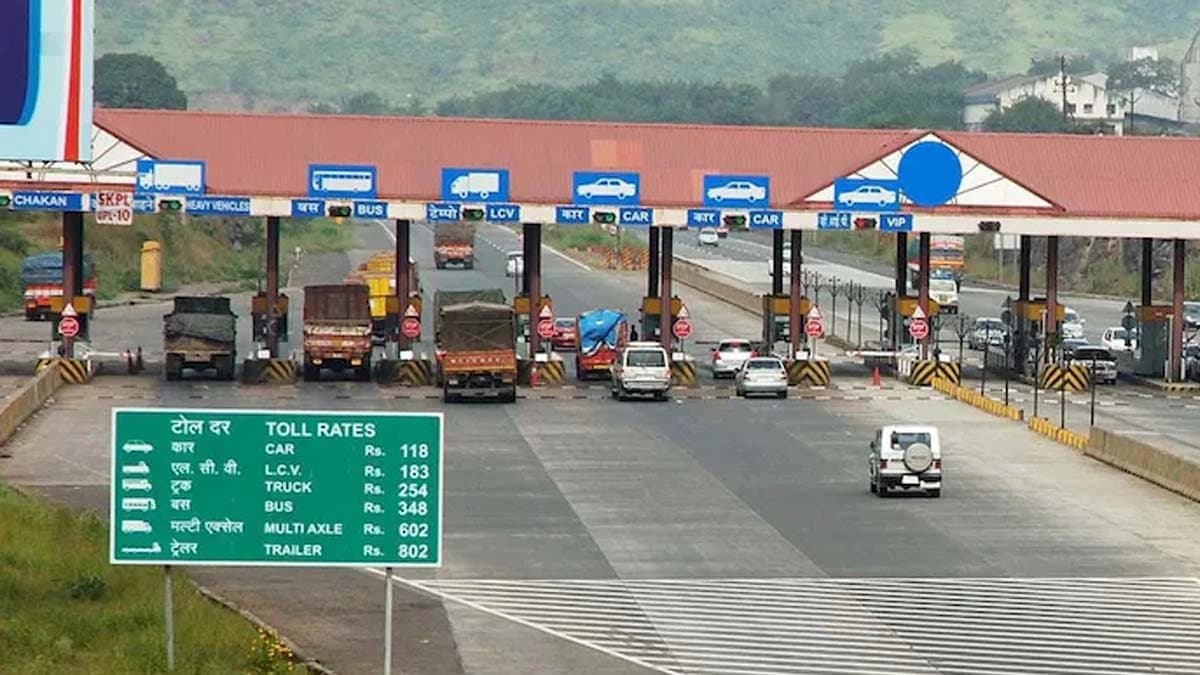 How many toll plazas are there in India and how much money earned from these toll plazas  which one earns the highest