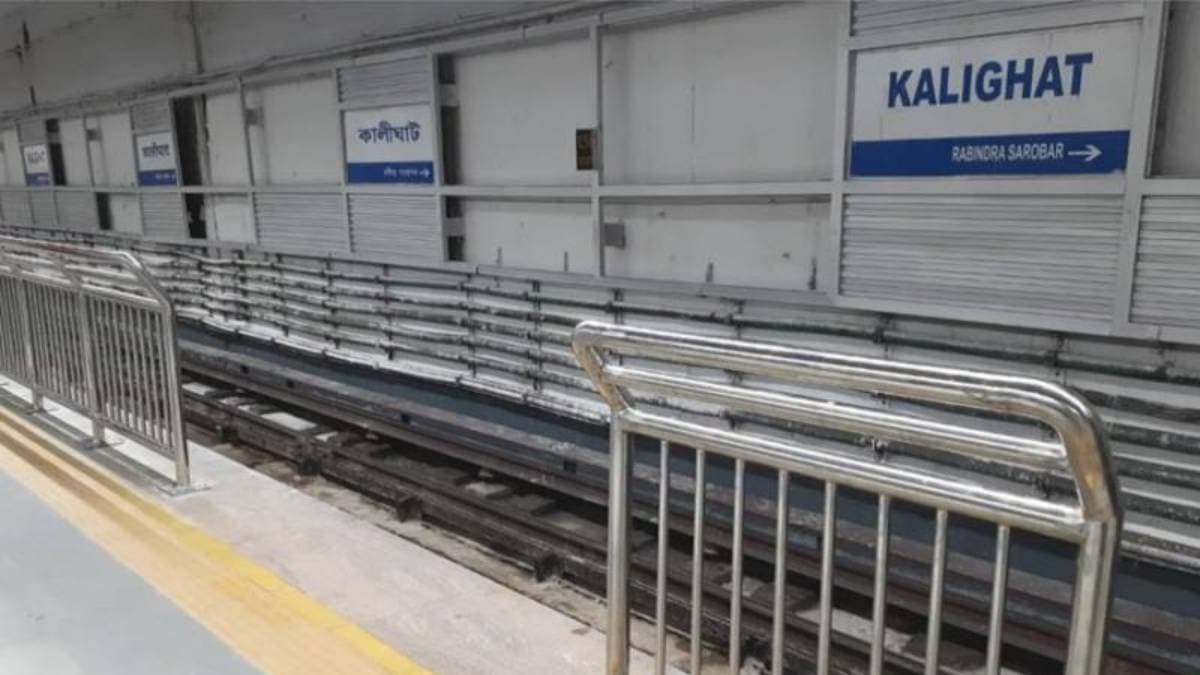 Couple kissing at Kolkata kalighat metro station video goes viral on social media lif