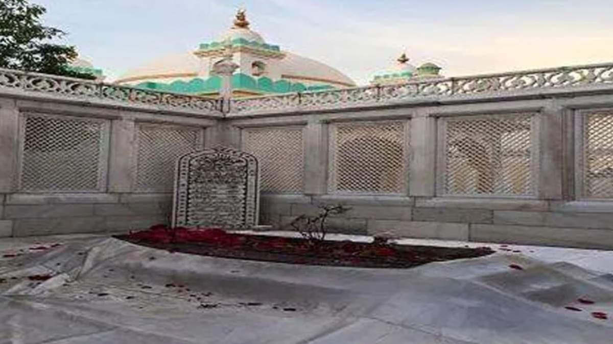Bajrang dal demands removal of Aurangzeb tomb in Maharashtra