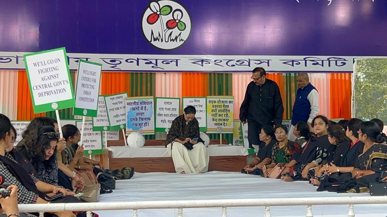 mamata at red road dharna mancha