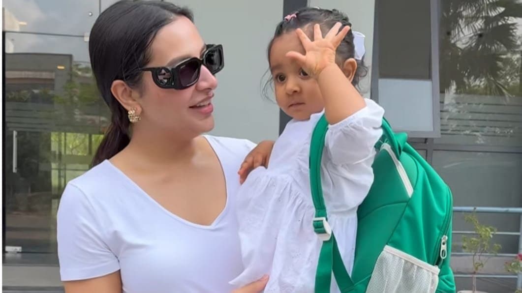 Raj Chakraborty and Subhashree Ganguly s daughter Yalini went to her first day of school 